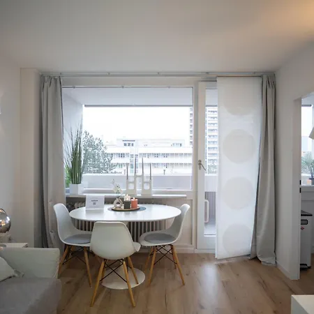 Cozy With Pool I U-bahn Διαμέρισμα